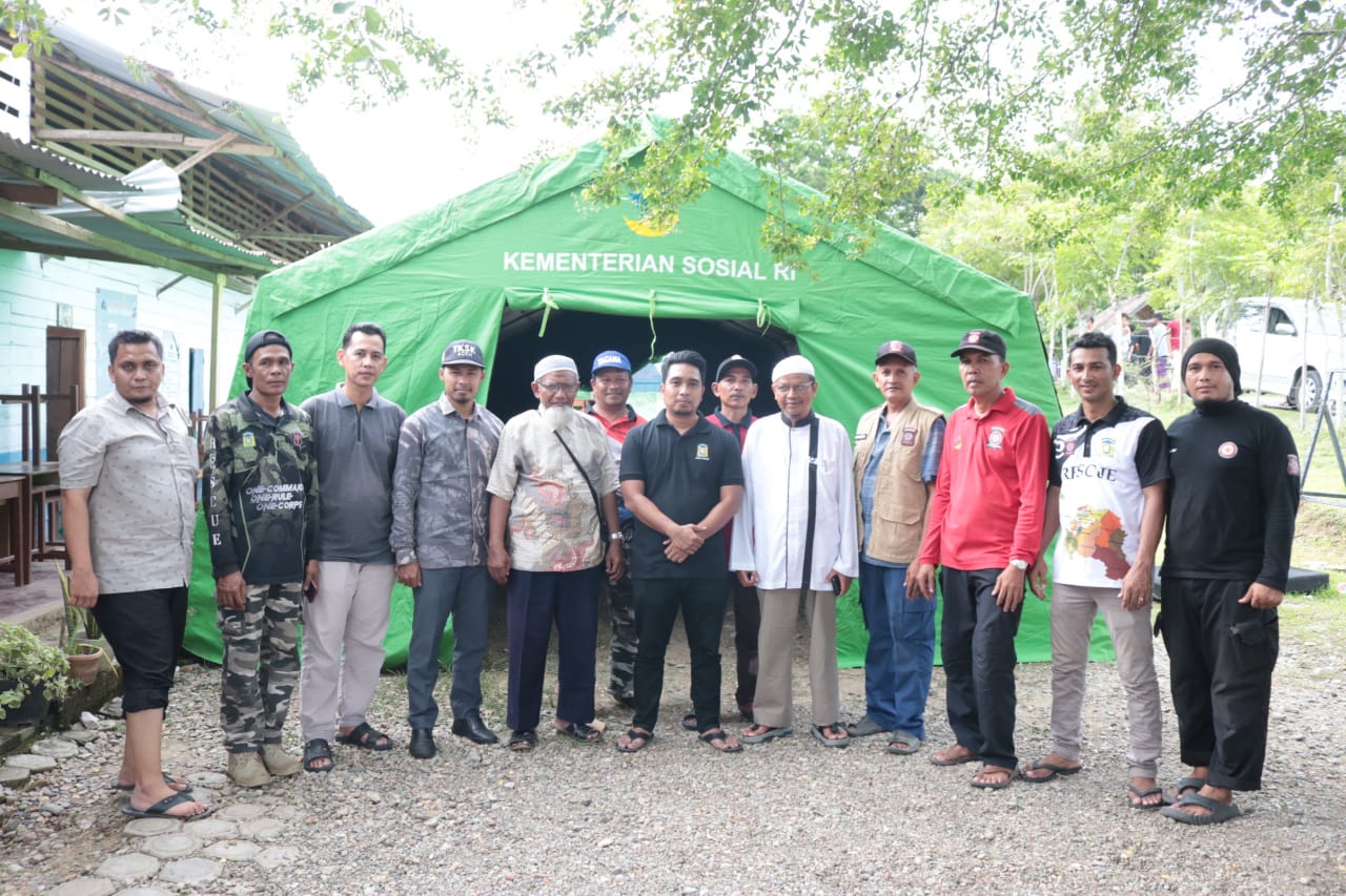 Dinas Sosial Aceh Besar mendirikan Tenda Sekolah Darurat (TSD) untuk Sekolah Dasar Islam Terpadu SDIT Ar-Rabwah yang tertimpa musibah angin kencang di dalam kompleks pesantren Ar rabwah Gampong Krueng Lamkareung, Kecamatan Indrapuri, Aceh Besar, Kamis, 23 Mei 2024. (Foto/ MC Aceh Besar)