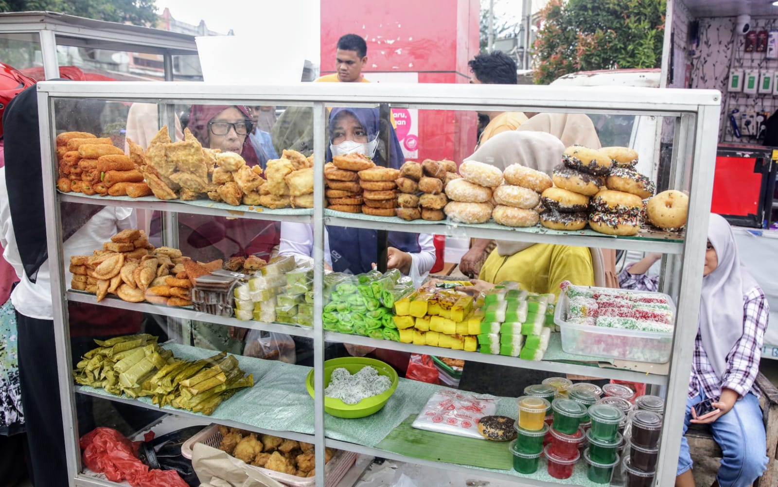 Suasana Hari Pertama Puasa di Pasar Takjil Lambaro Ingin Jaya