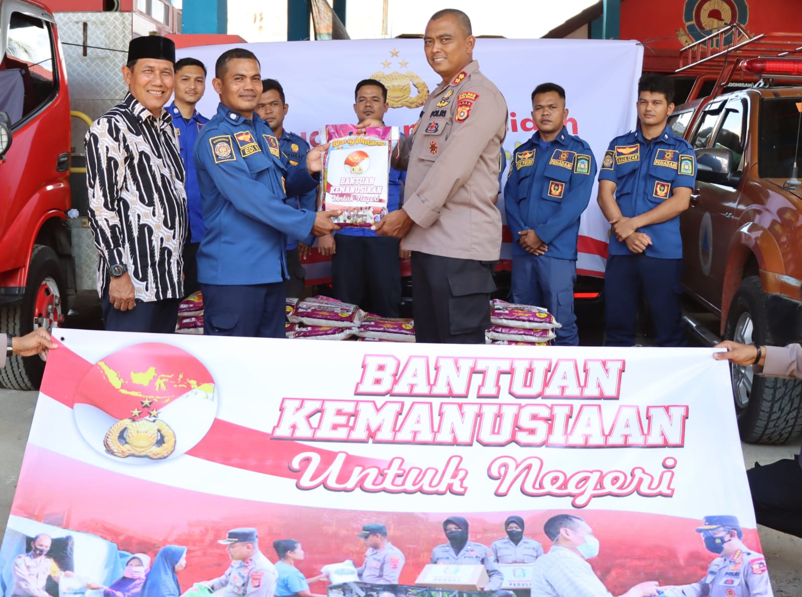 Personil Damkar BPBD Terima 69 Paket Bantuan Sosial dari Kapolres Aceh Besar