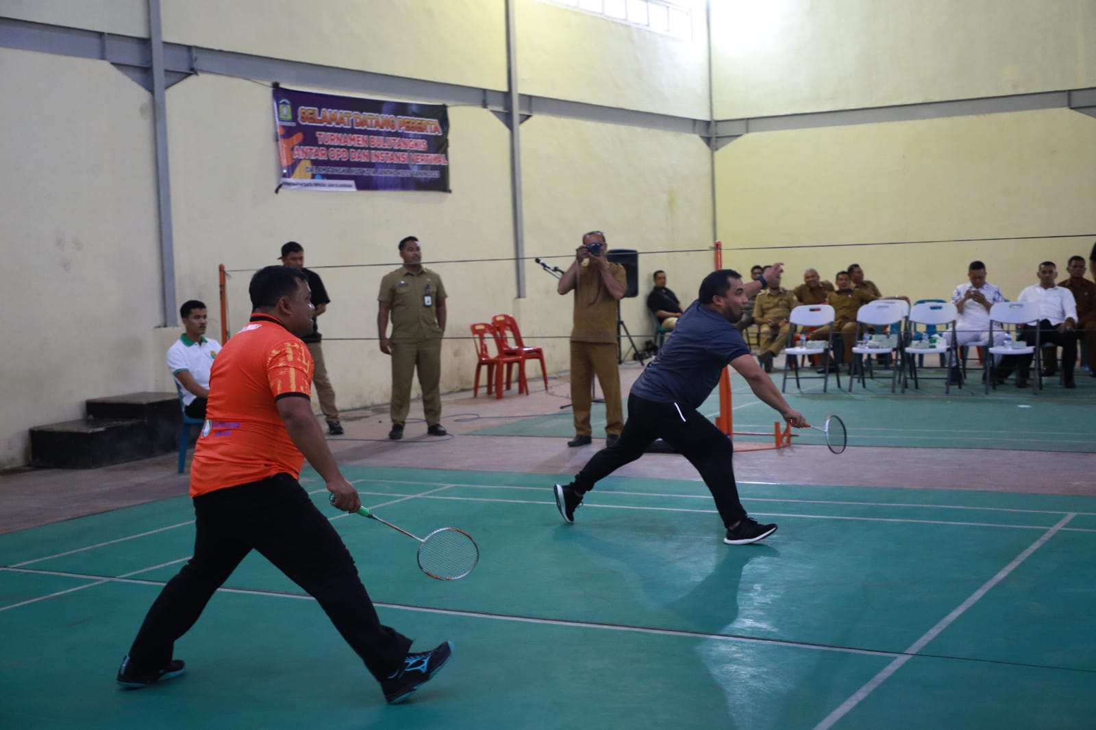 Pertandingan Persahabatan Pj Bupati Lawan Tim ISBI Awali Pembukaan Turnamen Badminton antar OPD