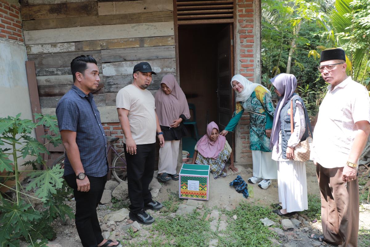 Jelang Idul Fitri, Pj Bupati Aceh Besar Salurkan Bansos untuk Tekon, Lansia, Anak Yatim, dan Fakir Miskin