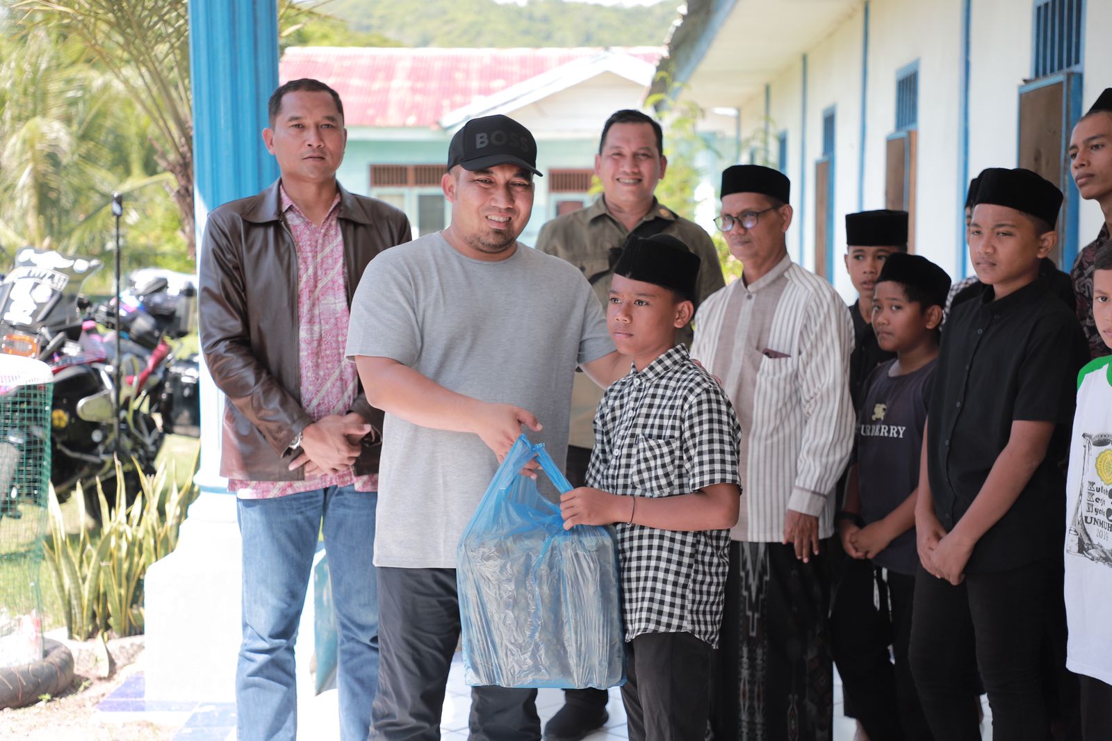 Pj Bupati Aceh Besar Salurkan Sembako Untuk Anak Yatim Rumah Singgah Bumi Moro