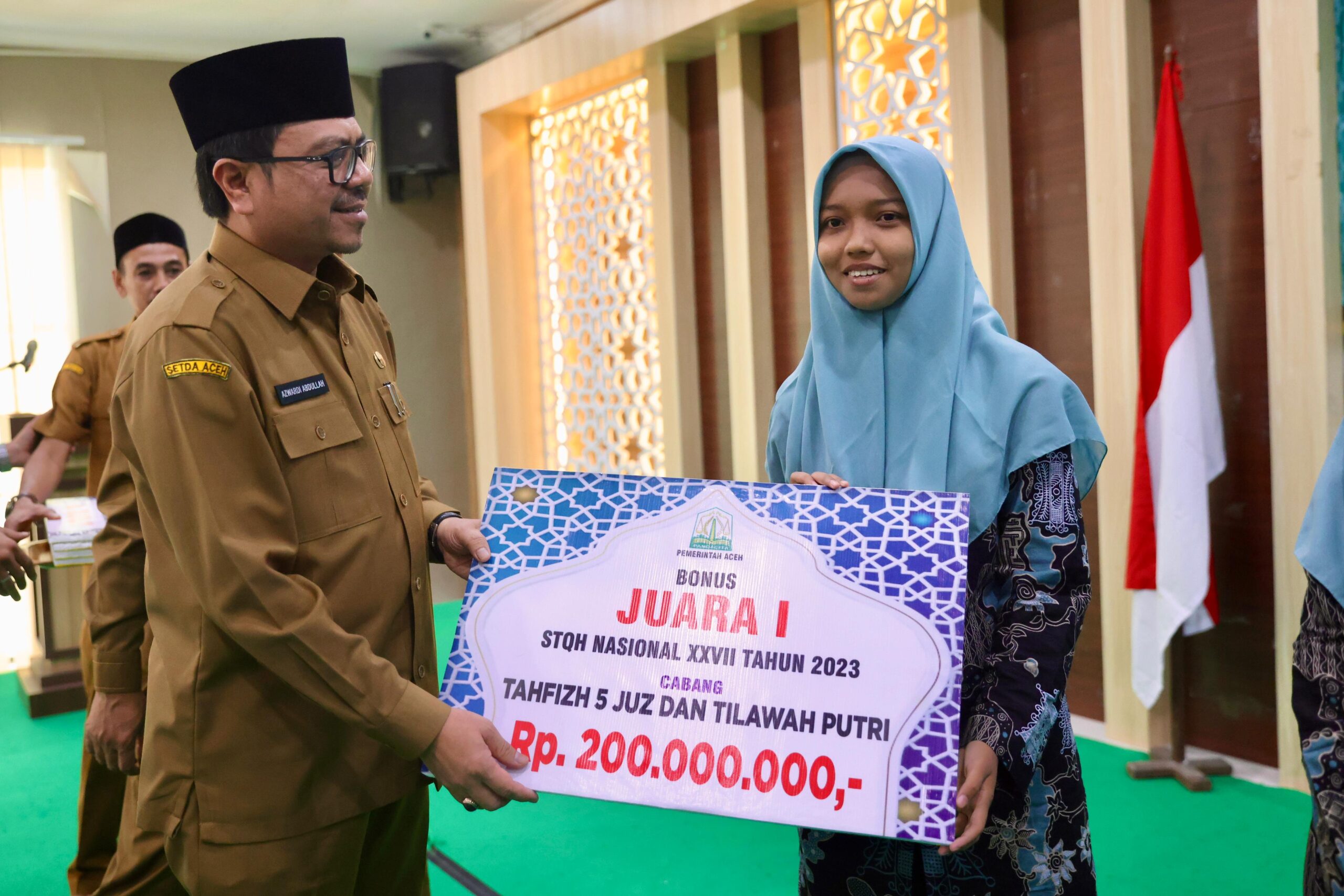 Pj Sekda Serahkan Bonus Ratusan Juta untuk Juara STQH Nasional dari Aceh