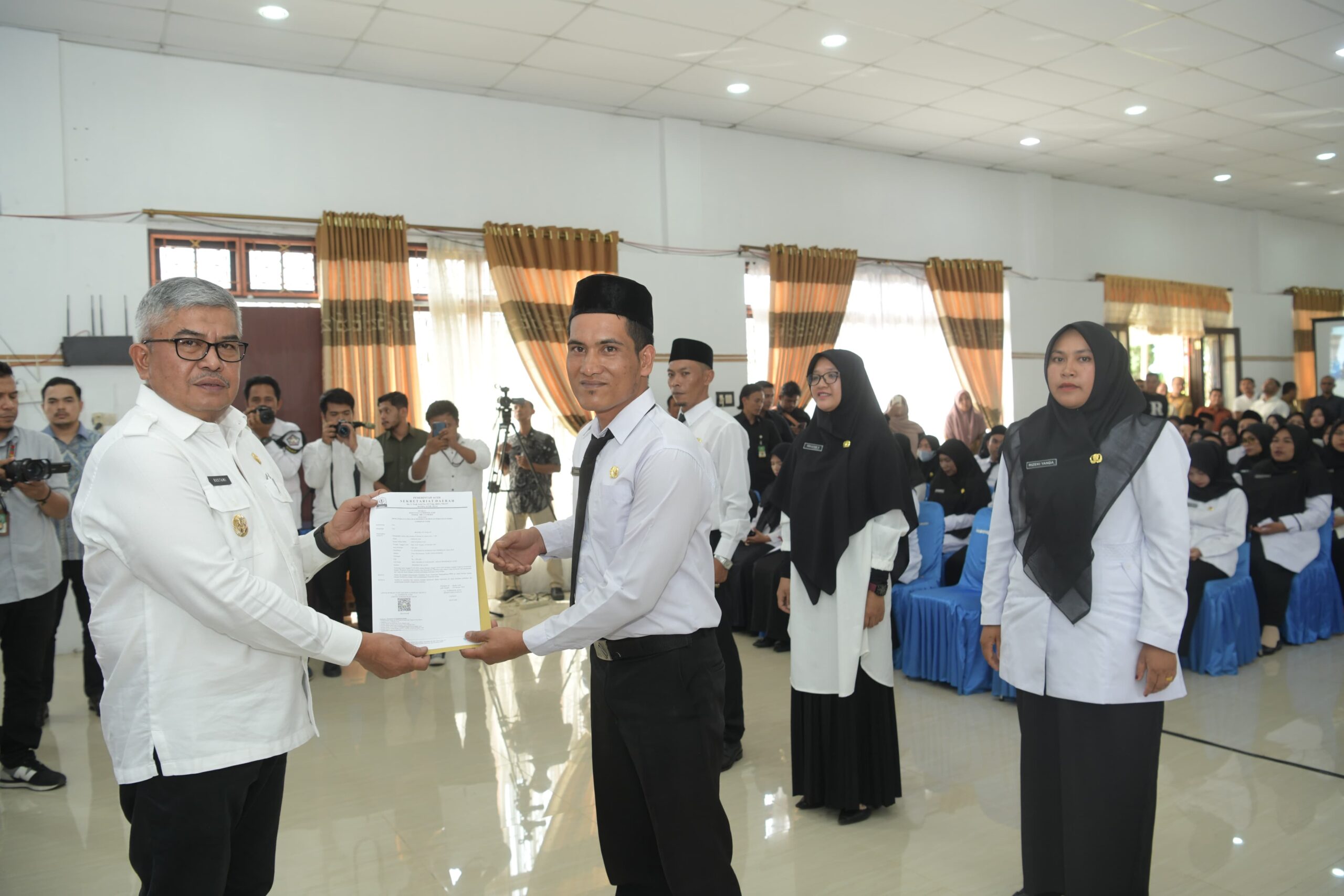 Pj Gubernur Serahkan SK Pengangkatan PPPK di Aceh Tengah