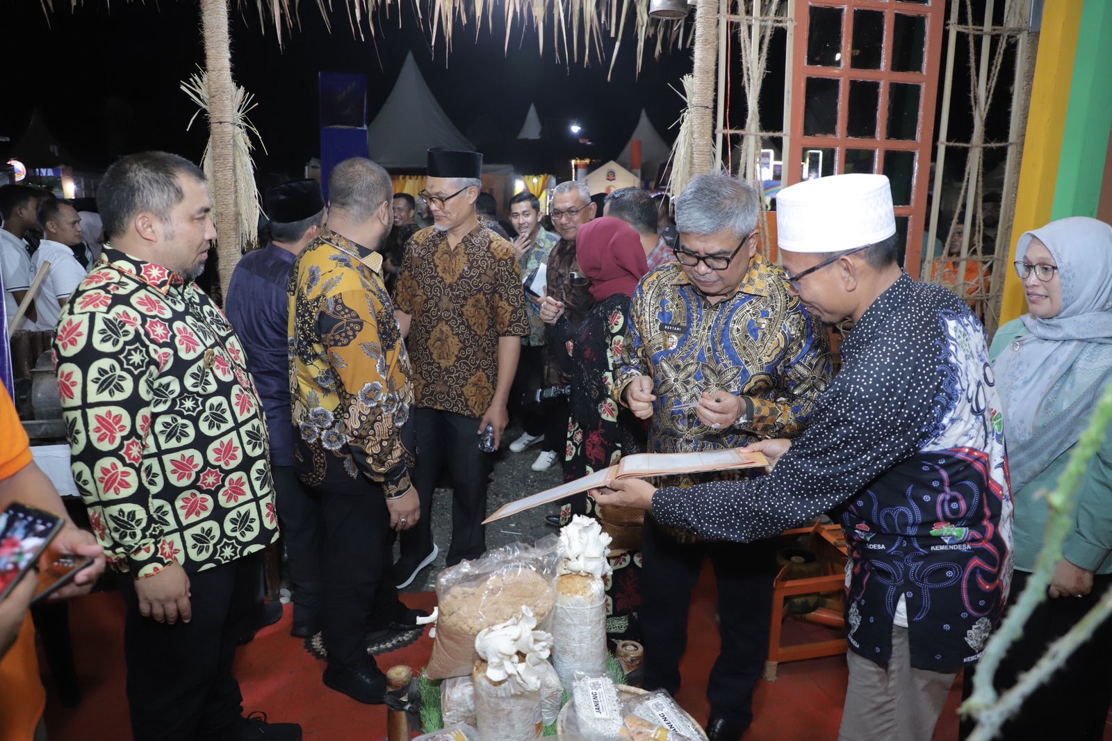 Pj Bupati Aceh Besar Dampingi Pj Gubernur Saat Tinjau Stand Aceh Besar di TTG XXV