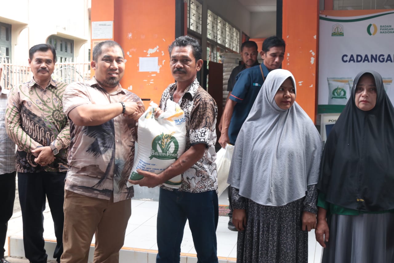 Pj Bupati Aceh Besar Kembali Salurkan Bantuan Cadangan Pangan Tahap II Kepada 2.876 KPM di Ingin Jaya