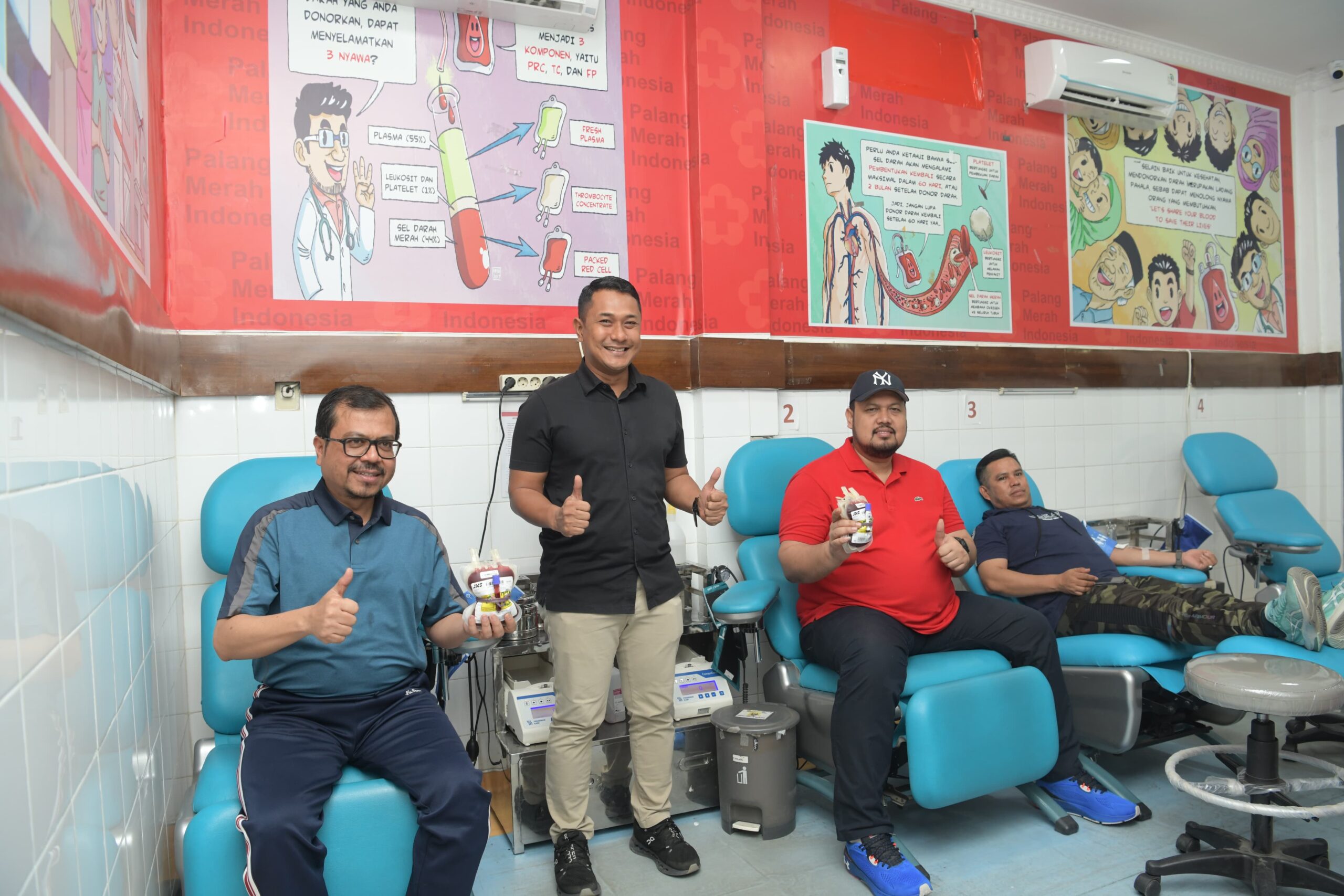 Usai Senam Pagi Bersama, Pj Sekda Aceh Donor Darah di PMI Banda Aceh